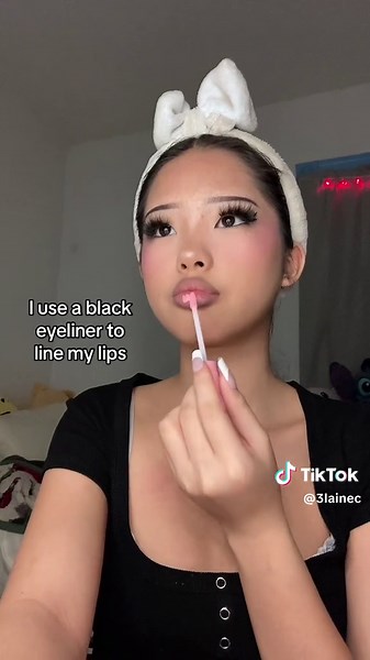 Dark Grunge Makeup Tutorial: Embrace the Y2K Aesthetic