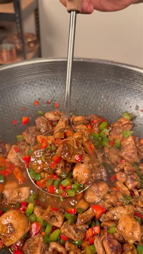 Simba M. on Instagram: "Hi Protein Lo’ Cost Ep. 1 Honey jerk chicken stir fry ⬇️ Ingredients: 3 Lbs boneless skinless chicken thighs 1 red bell pepper 1 green bell pepper 2 tbsp Jerk seasoning 1 tbsp onion powder 1 tbsp garlic powder 1/4 cup honey salt and pepper to taste 1 tbsp soy sauce 1 tbsp White vinegar 1 tsp ginger (Optional) Cook in 1 tbsp vegetable oil Serve over white rice or quinoa Macros: Calories~475 Protein~45g Carbs~20g Fat~25g (substitute for chicken breasts for lower fat) With r