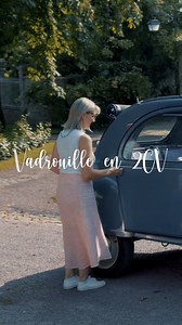 Grégoire vous emmène à bord de sa 2CV, pour une balade au cœur de la campagne du Pays de Bray. Une virée qui vous donne l’occasion de découvrir le passé historique, industriel et culturel de ce territoire mais surtout d’en apprendre plus sur la fameuse 2CV, cette voiture mythique, si populaire à une époque. Grégoire vous explique tout sur la construction de la voiture, le pourquoi du comment tel élément et pas un autre, ce qui a fait son succès … Passionnant 📍 De Blacourt à Gerberoy | Oise Tour