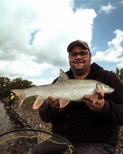 31K views · 227 reactions | NEUES VIDEO ONLINE! Dennis war mit Olaf an der Ijssel. Die Bedingungen waren alles Andere als ideal. Doch Olaf und er haben trotz Hochwasser Fische fangen können. Wie Dennis an solch einem Fluss vorgeht, erklärt er euch in diesem Video. Viel Spaß! | Fish Matrix | Facebook