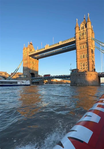 Your geography teacher has clearly never heard of our London tours 😒 Tour London todo activity adventure adrenaline #london #italy #tourguide #CapCut