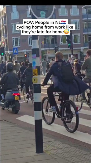 The workday ends and suddenly everyone is racing for their lives… to get home 😂#netherlands