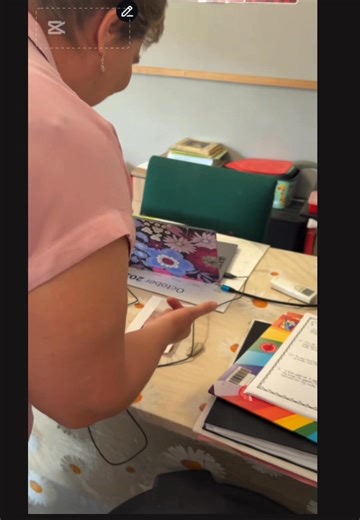 🎉 Pret saam met ons laerskool-hoofleiers! 😄 Ons laerskool-hoofleiers, Henry Lochner en Helena van Lill, het vir groot vermaak gesorg toe hulle ou foto’s van elke onderwyser opgespoor het. Elke onnie moes toe hul handtekening op hul eie verlede sit! 📸✍️ Dit het vir baie lag, herinneringe en heerlike pret gesorg — ’n mooi herinnering dat skool ook oor geselligheid en saam lag gaan! 💫 #LaerskoolHoofleiers2025 #SkoolPret #LagEnLeer #GoeieHerinneringe | Keetmanshoop Privaatskool