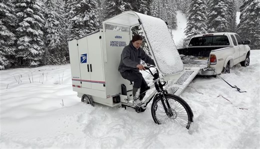 Guy Buys Used USPS E-Trike, Builds a Microcamper, and Gets Trapped Inside in a Snowstorm