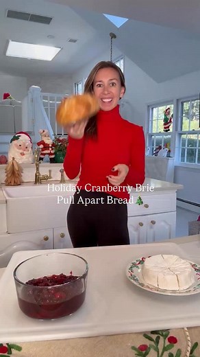 If you make one holiday appetizer this season… let it be this cranberry brie pull-apart bread. 🍞🧀✨ It’s warm, festive, and honestly one of those recipes that looks way fancier than the effort it takes!!And it tastes SO GOOD!! I could eat the entire bread bowl myself!! I love serving this when people are just walking in — it makes the whole house smell like the holidays and everyone always loves it! Perfect for Christmas Eve, girls’ nights, neighborhood get-togethers, Thanksgiving, or honestly