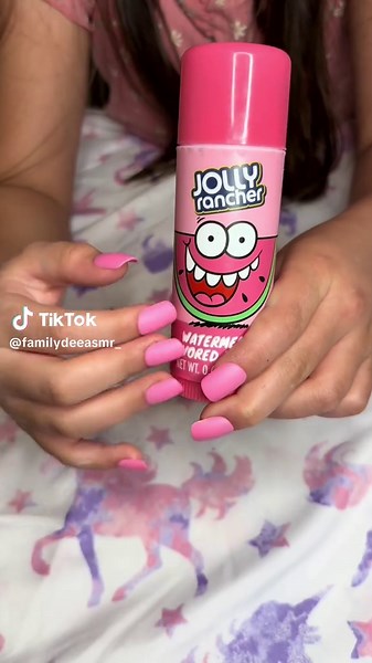 KID ASMR | APPLYING LIP BALM ON YOU | LIP BALM SOUNDS| LIP GLOSS SOUNDS | #asmrkid #kidasmr #lipbalmasmr #kiddoesasmr #giantlipbalm #lipglosssounds #asmrkids