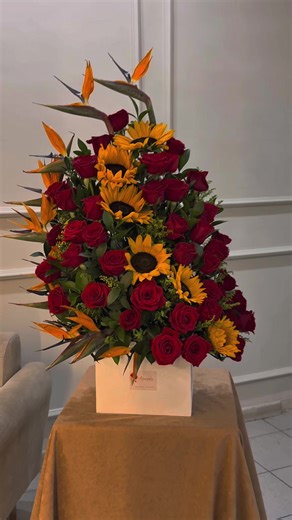 Cuando un cliente nos dice: “haz algo que sorprenda”… 🌻🌹 Este fue el resultado. Un arreglo imponente que en cámara parece grande… pero en persona es otra historia. En Amapola Floristería nos encanta convertir flores en momentos que realmente se recuerdan. ¿Te gustaría recibir un arreglo así? #flores #arreglosflorales #floristeria #rosas #girasoles