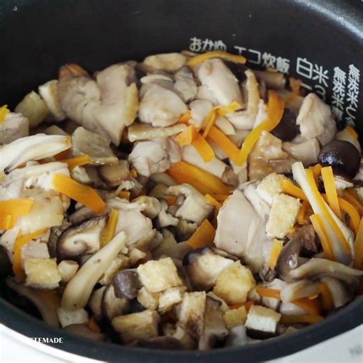 炊飯器入れるだけ冷凍ストック2種 (パエリア風/ 炊き込みご飯) 冷凍庫からそのまま出して使える便利ストック！ 【作り置きポイント】 ・保存する際は、袋を平らにならして空気を抜いて閉じ、冷凍する。 【保存期間】 冷凍保存で3-4週間を目安に、早めにお召し上がりください。 《鶏ときのこ炊き込みご飯》 ■材料 鳥もも 160g しいたけ 4個 にんじん 60g 油揚げ 1枚 ぶなしめじ 50g 舞茸 50g （青ネギ 散らす用） 醤油 大2と1/2 みりん大1と1/2 無洗米 2合 水 250ml 青ネギ 適量 ■手順 【事前準備】 ・鳥もも肉を一口大に切る。 ・しいたけ、油揚げを角切りにする。 ・にんじんを千切りする。 1. ジプロックにそれぞれの具材を入れる。 2. 閉じて平らにならし、冷凍する。 3. 米、冷凍してある具を少しほぐしたもの、水を入れて炊飯する。 4. 青ネギをかけて完成。 《パエリア風》 ■材料 パプリカ赤 1/2個 パプリカ黄 1/2個 プチトマト 5個 ベーコン 50g 玉ねぎ 1/4個 にんにく 1片 シーフードミックス(えび、あさり、いか) 250g ターメリ