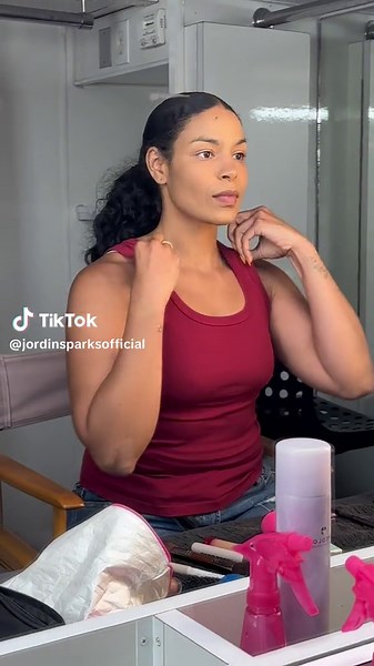 I prefer to do glam before shows! Gives me time to focus. 🤲🏼 #transition