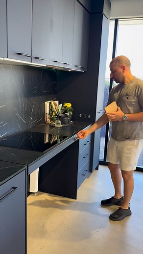 Transform your home with the latest modern kitchen design trends of 2025. From integrated appliances to matte-black cabinetry and clever pull-out systems, this kitchen design is perfect for anyone renovating, building, or just looking for inspiration. #kitchendesign #kitchenrenovation #modernkitchen #kitchenmakeover #diseñodecocinas #renovacióndecocina #cocinamoderna #reformadecocina #modularkitchen #kitchendesignindia #kitchenrenovationindia #تصميم_مطبخ #تجديد_المطبخ #مطبخ_عصري #ديكور_المطبخ #厨