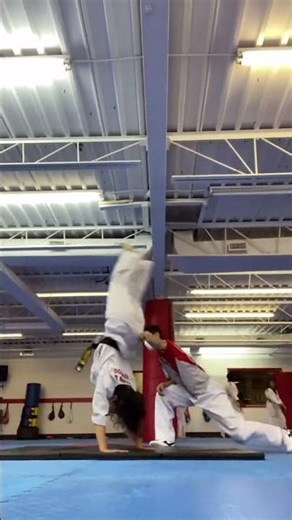Mastering Back Handsprings: Flexibility Meets Martial Arts Magic! #Taekwondo #Gymnastics #FYP