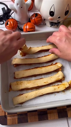 make sweet little cinnamon topped pumpkin pie twists! 🎃🥐🍂 it’s an easy fall treat that would be