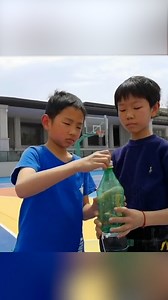 Using plastic bottles and water pressure to create a multi-stage rocket capable of blasting high into the sky, these primary students in Anji, east China’s Zhejiang, even added parachutes to recover the booster device. #FunChina #Talent | China Plus Culture
