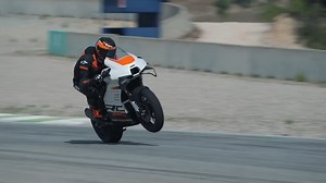 Limitowany do jedynie 100 egzemplarzy i w pełni skoncentrowany na wyścigach - KTM RC 8C 2024! Przedsprzedaż ruszy już za kilka godzin. Czy jesteś gotowy, by stać się jednym z jego nielicznych właścicieli? Start przedsprzedaży - 20 marca o godzinie 15:00 CET. Nie przegap tej daty. Dowiedz się więcej: https://www.ktm.com/2024-ktm-rc-8c #KTM #ReadyToRace #KTMRC8C #RaceRC #FindTheEdge | KTM Poland | Facebook