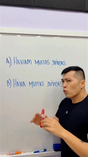 QUAL ESTÁ CORRETA? Quando o verbo haver é usado no sentido de existir, ele é impessoal — ou seja, não varia. Ele deve ficar sempre no singular, independentemente do termo que venha depois. ✔ Houve problemas na prova. ✔ Há muitas pessoas na sala. ✔ Haverá mudanças no edital. ❌ Houveram problemas. ❌ Haviam muitas pessoas. Mesmo que o termo seguinte esteja no plural, o verbo permanece no singular, porque não tem sujeito — trata-se de um verbo impessoal. Esse é um erro clássico em redações, vestibul