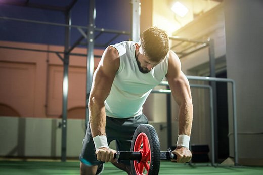 初心者でもできる効果的な腹筋ローラーの使い方！メリットや注意点についても紹介