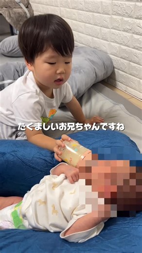 りき太郎@破天荒夫婦🍓🦍 on Instagram: "お兄ちゃん大変やけどがんばるぞ😤🥛 #子供のいる暮らし #兄妹#3歳"