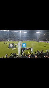 L’Olympique de #Marseille a remporté une victoire 2-0 face à #Angers ce dimanche, consolidant ainsi sa deuxième place du classement de Ligue 1, derrière le #Paris Saint-Germain. 🤳 Vidéo spectateur © @dada.b.j.f.e.l.a #Football #Ligue1 #OM #AngersSCO @angers_sco | Angers Info