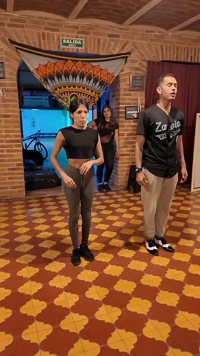 Variación pasos sueltos y figura en pareja nivel básico. #Thelatinhouse_dance_studio #salsadance #tiktok #salsadancing #baila | The LATIN HOUSE dance estudio