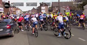 Déjà une chute : Bettiol, Politt et Milan touchés