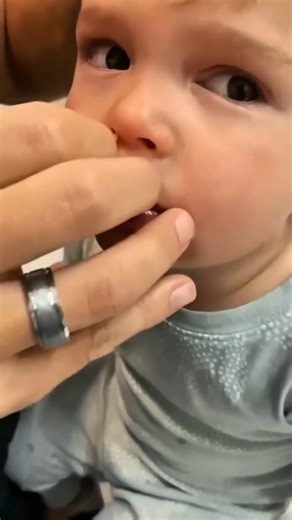 مش هتصدق الأب لقى إيه في أنف ابنه! 👀