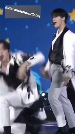 Moon Bin en el escenario bailando con traje blanco y negro #MoonBin #doramasmundiales #ternura