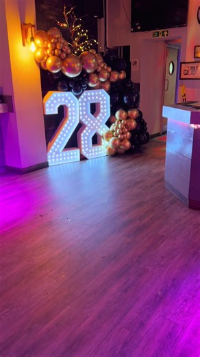 Our LED numbers & balloon garland package🖤 #birthdayballoons #partyinspo #partydecor #lednumbers #lightupnumbers