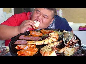 Houge had a barbecue with many giant tiger prawns and goose livers, what a good meal!