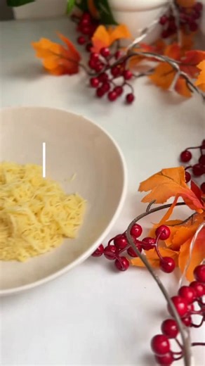 Eliška Marie Cibulková on Instagram: "🥕 Poctivý zeleninový vývar Základ, který by měl mít v rukávu každý. Voňavý, sytý a perfektní nejen do polévek, ale i do omáček nebo na podlévání 🍲✨ 📝 Ingredience (cca 2 litry) • 2 mrkve • 1 petržel • ¼ celeru • 1 pórek nebo cibule • 2 stroužky česneku • 6 kuliček pepře • 3 kuličky nového koření • 2 bobkové listy • snítka petrželky • sůl podle chuti 👨‍🍳 Postup 1️⃣ Zeleninu očisti a větší kusy můžeš lehce rozkrojit. 2️⃣ V hrnci ji nasucho krátce opeč – ci