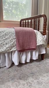 HOW TO MAKE A DUST RUFFLE FOR YOUR BED! #diy #vintage #antique #howto | Heart Home Crew