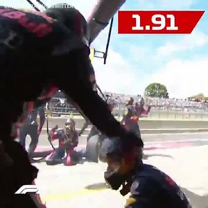Teamwork makes the dream work. This crew set a BLAZING new pit stop record! 1.91 seconds 🔥 (via @redbullracing) | SportsCenter