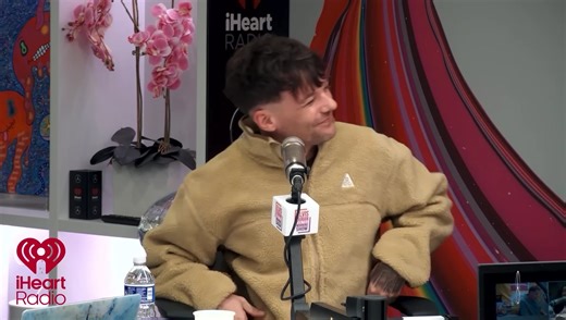 Louis talking about royalties when he sings One Direction songs on tour. #LouisTomlinson #OneDirection 🎥elvisduranshow @LouisTomlinsonHQ @Louis Tomlinson