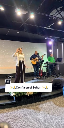 🙏Si hoy necesitas dirección, sanidad o paz, este es el momento. 🤍 Humíllate delante de Dios, ora con fe y entrégale cada área de tu vida. Él oye desde los cielos y responde. 🙏✨ “Si se humillare mi pueblo, sobre el cual mi nombre es invocado, y oraren, y buscaren mi rostro, y se convirtieren de sus malos caminos; entonces yo oiré desde los cielos, y perdonaré sus pecados, y sanaré su tierra.” — 2 Crónicas 7:14 Oremos juntos. 🙏 Ora por cada situación en tu vida. Confía en el Señor. Entrégale t