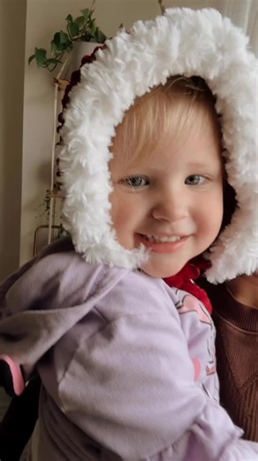 Daniela Jaimalis 🌼 | CJ Design on Instagram: "Just a little reminder that you can turn any of my patterns into Christmas ones! 😍 All it takes is playing around with colours and yarn textures to give it a totally new look. This one is the Costa Bonnet, a no-sew crochet pattern. For this version, I used a soft chenille yarn and added a final row of faux fur yarn… and just like that, it became the cutest Santa bonnet! My kids loved them last year, and I’m definitely making them again this season.