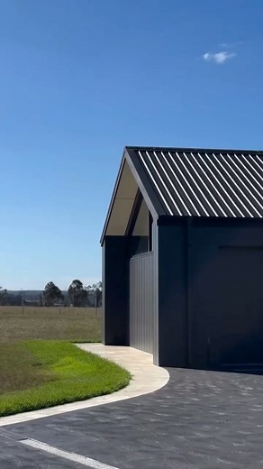 Strong lines, rich textures, and COLORBOND® steel Monument® make this Sutton Forest residence stand out. Paired with natural stone, it’s a home that feels anchored to the landscape, yet effortlessly modern. Architecture: @jmammonearchitecture Interior Design: @adrianainteriors | COLORBOND steel