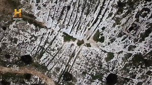 253K views · 5.4K reactions | #AlienígenasAncestrales En el medio del mar mediterrano, al sur de Sicilia se encuentra la república de Malta. Esta pequeña nación isleña se la conoce por contar con algunas de las estructuras más impactantes del planeta. Sin embargo, de un lado al otro de las islas hay algo más inexplicable. | HISTORY | Facebook