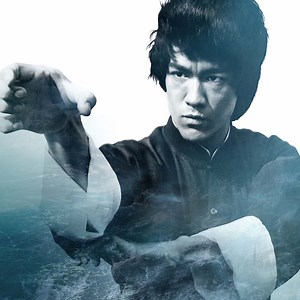 Vom Kung-Fu-Star zum Leinwandhelden 🥋🎥 Bruce Lee hatte es als sinomarikanischer Schauspieler nicht immer leicht auf den Bühnen Hollywoods. Doch mit seiner charmanten Ausstrahlung und seinem Kampfsport-Talent, schaffte er es, mit den stereotypischen Darstellungen asiatischer Schauspieler*innen zu brechen und die Filmindustrie für sich zu erobern. "Die Bruce Lee-Story - ‘Be Water!’" dokumentiert das ereignisreiche, wenn auch kurze Leben des legendären Kampfkünstlers, Schauspielers, Regisseurs un