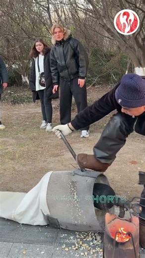 Old-fashioned popcorn making process scares passers-by