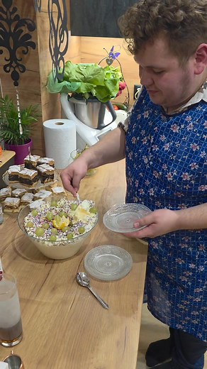 7.9K reactions · 171 shares | Obejrzcie kto do mie przyjechoł! Michał Antyki  A co mi upichcił!  Oglądejcie ❤️ Napoje spożywane na filmie NIE ZAWIERAJĄ alkoholu! The drinks consumed in the movie do not contain alcohol! #szpajza #śląsk #prl | Sewcio Seweryn Dutka | Facebook