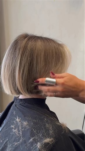 Lisa Mathews | Berwyn Pa Blonde Specialist on Instagram: "When I want to remove weight from a bob or lob haircut without creating layers, here’s what I do… Keep the shears partially open (about 45 degrees) and insert them inside the section slicing through the hair without closing the shears all the way Let the perimeter drop out before you cut The key is to add movement just where the ends begin to thin out. This will add movement and volume without taking away from the perimeter I use @oliviag