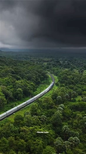 Most Beautiful Railway Track in Kerala 😍 | Kanjikode Palakkad Scenic Train View 🚆🌴 #Shorts #kerala