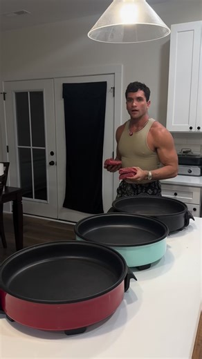 Cameron Dukes on Instagram: "600 calories 67g protein 18g fats 45g carbs makes 10 meals! Adding this to my lifetime cookbook! instructions 3 bell pepper and 2 large onion chopped you’re gonna be cooking these on a hot skillet Use these seasonings with the onions and peppers now add in 3 pounds 96/4 beef Cook 20 slices of beef bacon once the bacon is done add the grease back into the meat and bell peppers The bacon is the reason why we didn’t season this meal. The bacon makes this meal taste grea