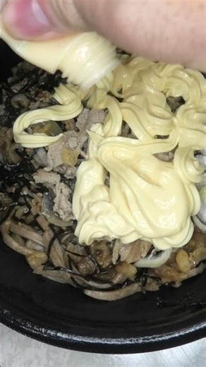 697円のローソンのなぜ蕎麦にラー油をいれるのか。監修のラー油肉そばにマヨネーズ１本を入れました。 #ローソン #ラー油 #肉そば #蕎麦 #マヨネーズ