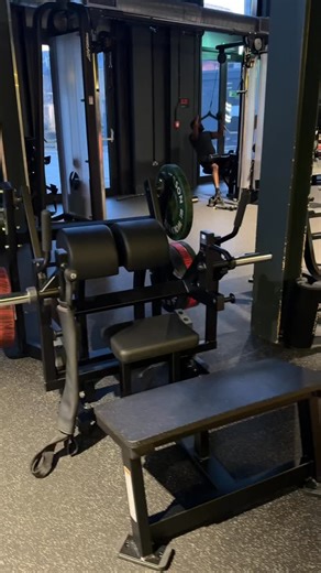 New to the Hammer Strength Glute Drive? We’ve got you covered! 🍑 Alyna takes you through a simple, step-by-step demo so you can build confidence, train safely, and get the most out of every rep. Whether you’re looking to strengthen your glutes, improve technique, or try something new on the gym floor — this one’s for you 💪 Available now at Jetts Gym Hammersmith. Let’s level up your lower-body training! 🔥 #jettshammersmith #JettsGym #HammerStrength #GluteDrive #GluteWorkout GymTips TechniqueTu