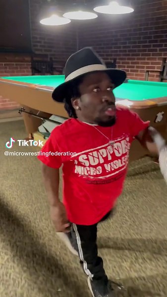 Micro Jackson performing the Smooth Criminal lean with a lil’ help from Flyin’ Ryan #michaeljackson #smoothcriminal #microjackson #funny #foryou