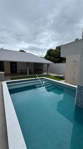 Agate Imoveis Prime on Instagram: "✨ ALTO PADRÃO | CASA LINEAR | MARAVISTA – ITAIPU ✨ A Agatê Imóveis apresenta esta linda casa linear totalmente reformada, em bairro revitalizado, com 140 m² de área construída em terreno de 360 m², unindo conforto, sofisticação e lazer completo. 📍 Localização privilegiada, a poucos passos do Supermercado Maravista, hortifrutti, bancos, comércio e transporte. 🏡 Destaques do imóvel: ✔️ Sala ampla, arejada e integrada ✔️ Cozinha moderna conectada à área de lazer