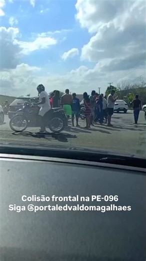 Colisão frontal envolvendo dois carros de passeio na rodovia PE-096, na entrada da cidade de Água Preta, no Litoral Sul de Pernambuco, nesta quinta-feira dia 1• de janeiro/2026. Segundo informações, as vítimas tiveram escoriações. Nenhuma vítima fatal. Siga o Instagram @portaledvaldomagalhaes e comente | Blog do Edvaldo Magalhães
