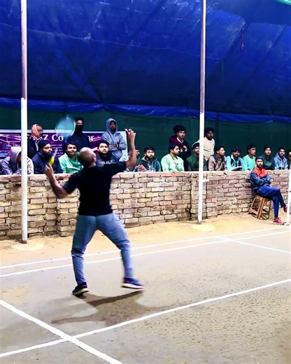 #outdoorbadminton #badmintonlovers #badmintonindonesia #trickshots #shorts #bwf #badmintonhighlights