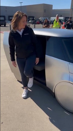 This Car Just Turned Into a Humanoid Robot! 😳🚗🤖