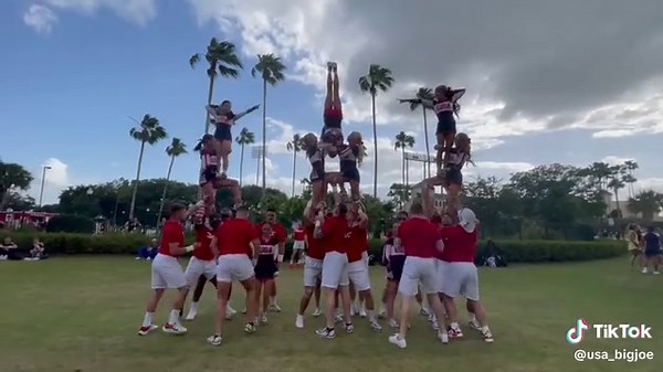 USA pyramids are my favorite! . . . . . #cheer #pyramid #cheerpyramids #usa #worlds #stunting